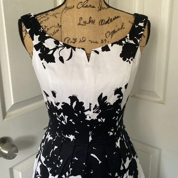 NWT WHBM Black and White Modern Floral Dress - Picture 2 of 9